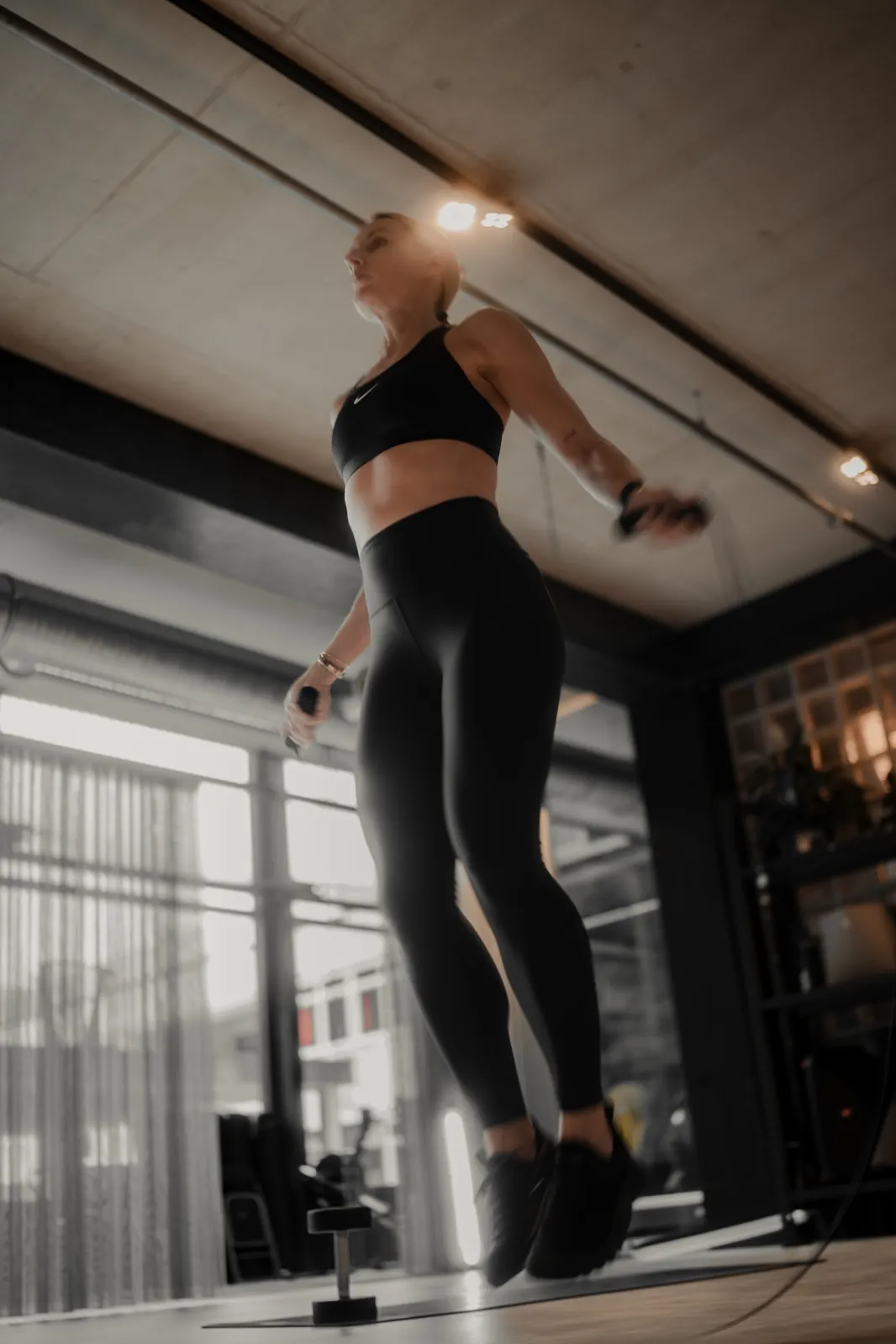 Cardio-Training mit Springseil im Studio
