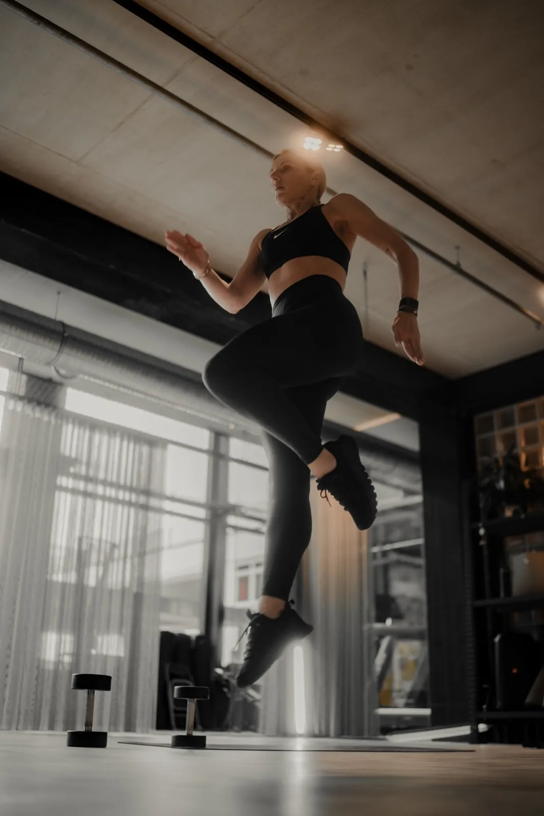 Dynamisches Fitnesstraining im Train & Thrive Studio