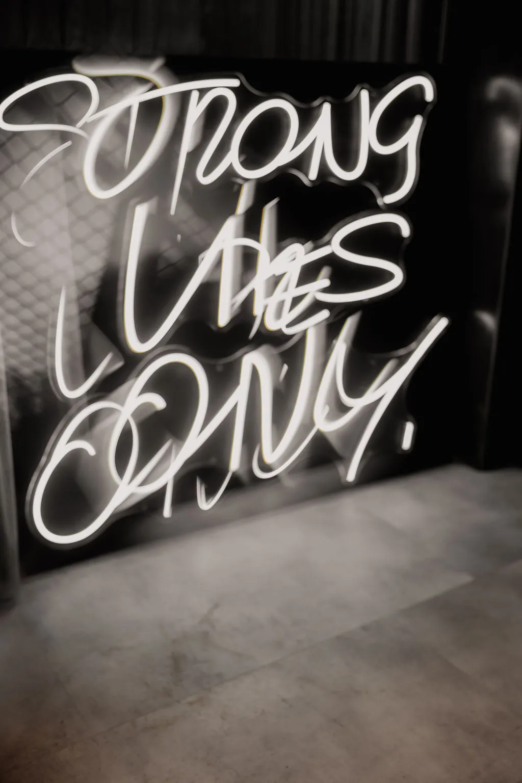 Strong Vibes Only – Leuchtschrift im Studio